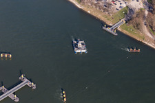 Vue aérienne de Voyage d'un ferry Solar Rhine Ferry en Plittersdorf à le quartier Plittersdorf in Rastatt dans le département Bade-Wurtemberg, Allemagne