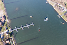 Photographie aérienne de Voyage d'un ferry Solar Rhine Ferry en Plittersdorf à le quartier Plittersdorf in Rastatt dans le département Bade-Wurtemberg, Allemagne