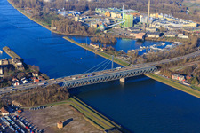 Vue aérienne de Ponts du Rhin à le quartier Maximiliansau in Wörth am Rhein dans le département Rhénanie-Palatinat, Allemagne