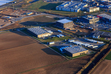 Vue aérienne de Zone industrielle dans la vallée de Spire avec TRANSAC Intern. Speditionsgesellschaft mbH, Markthalle 5 et chantier du nouveau bâtiment de Kardex Software GmbH à Rülzheim dans le département Rhénanie-Palatinat, Allemagne