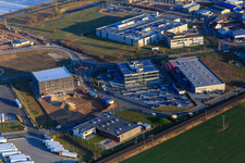 Vue aérienne de Zone industrielle dans la vallée de Spire avec TRANSAC International Speditionsgesellschaft mbH, ITK Engineering GmbH et le chantier de construction du nouveau bâtiment de Kardex Software GmbH à Rülzheim dans le département Rhénanie-Palatinat, Allemagne
