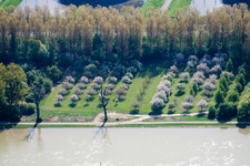 Vue aérienne de Rive du Rhin à le quartier Knielingen in Karlsruhe dans le département Bade-Wurtemberg, Allemagne