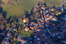 Vue aérienne de Martinskirche et Sonnenbergstr à Leinsweiler dans le département Rhénanie-Palatinat, Allemagne