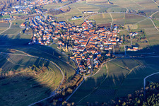 Vue aérienne de Village viticole au pied du Kastanienbusch / Keschdebusch vu de l'ouest à Birkweiler dans le département Rhénanie-Palatinat, Allemagne