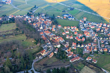 Vue aérienne de Village viticole en hiver au pied de la forêt du Palatinat vu de l'ouest à Gleisweiler dans le département Rhénanie-Palatinat, Allemagne