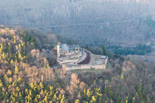 Vue aérienne de Ruines du château de Rietburg à Rhodt unter Rietburg dans le département Rhénanie-Palatinat, Allemagne