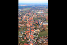 Vue aérienne de Route principale venant de l'ouest à Bellheim dans le département Rhénanie-Palatinat, Allemagne