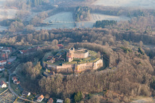 Ruines du château de Lichtenberg dans les Vosges du Nord à Lichtenberg dans le département Bas Rhin, France depuis l'avion