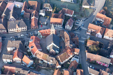 Église fortifiée luthérienne-protestante entourée d'un anneau de maisons au centre du village à Dossenheim-sur-Zinsel dans le département Bas Rhin, France hors des airs