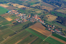 Vue aérienne de Vue d'ensemble du village depuis l'est à Hergersweiler dans le département Rhénanie-Palatinat, Allemagne