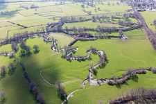 Vue aérienne de Méandres de la rivière La Drée à Sully dans le département Saône et Loire, France