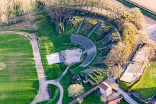Vue aérienne de Vue historique de l'ensemble de l'amphithéâtre romain à le quartier Saint-Branchez-Croix Verte in Autun dans le département Saône et Loire, France