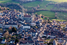 Vue aérienne de Cathédrale médiévale Saint-Lazare à le quartier Parc Sud-Moulin du Vallon in Autun dans le département Saône et Loire, France