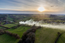 Vue aérienne de Fumée d'un incendie dans un champ de céréales - Champ de maïs à Saisy dans le département Saône et Loire, France