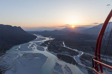 Vue aérienne de Section étroite du Tagliamento entre Pinzano al Tagliamento et San Pietro dans le Frioul-Vénétie Julienne à San Daniele del Friuli dans le département Udine, Italie