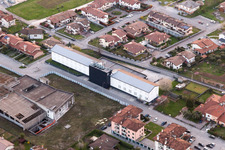 Vue aérienne de Entrepôts pour la maturation des jambons dans la zone industrielle de Prosciuttificio Friulano et Leoncini Prosciutti à San Daniele del Friuli dans le département Udine, Italie