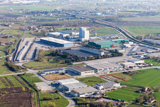 Vue aérienne de Installations techniques dans le parc industriel Purina Nestlé à Summaga en Vénétie à le quartier Summaga in Portogruaro dans le département Metropolitanstadt Venedig, Italie