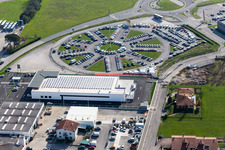 Vue aérienne de Succursale du supermarché Aldi et parking rond à Spilimbergo dans le département Pordenone, Italie