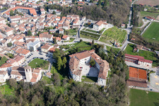 Vue aérienne de Palais de la Magnifique Thadée à Spilimbergo dans le département Pordenone, Italie