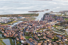 Vue aérienne de Taupe à la surface de l'eau sur la côte de la mer Adriatique à Marano Lagunare dans le département Udine, Italie