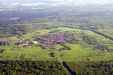 Vue aérienne de Vue sur le village à le quartier Büchelberg in Wörth am Rhein dans le département Rhénanie-Palatinat, Allemagne