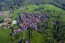 Vue sur le village à le quartier Büchelberg in Wörth am Rhein dans le département Rhénanie-Palatinat, Allemagne d'en haut