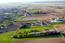 Vue aérienne de Niederseebach à Seebach dans le département Bas Rhin, France