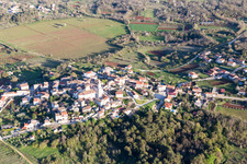 Vue aérienne de Visignano dans le département Gespanschaft Istrien, Croatie