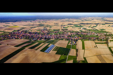 Panorama du village vu de l'ouest en soirée à Seebach dans le département Bas Rhin, France