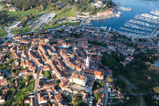 Vue aérienne de Vieille ville et centre-ville d'Istrie - Istarska zupanija à Vrsar dans le département Gespanschaft Istrien, Croatie