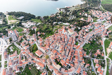 Vrsar dans le département Gespanschaft Istrien, Croatie vu d'un drone