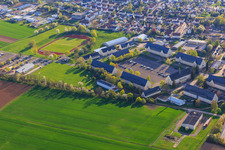 Vue aérienne de Département de la police fédérale Bad Bergzabern et centre électronique de la Bundeswehr dans l'ancienne caserne Mackensen à Bad Bergzabern dans le département Rhénanie-Palatinat, Allemagne