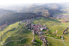 Quartier Gleiszellen in Gleiszellen-Gleishorbach dans le département Rhénanie-Palatinat, Allemagne vu d'un drone