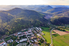 Vue aérienne de Hôpital psychiatrique d'État de Landeck au printemps depuis le sud-est à Klingenmünster dans le département Rhénanie-Palatinat, Allemagne