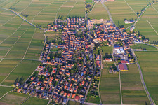 Vue aérienne de Vue du village viticole au printemps depuis l'ouest à Hainfeld dans le département Rhénanie-Palatinat, Allemagne