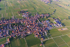 Vue aérienne de Vue du village viticole au printemps depuis le sud à le quartier Rhodt in Rhodt unter Rietburg dans le département Rhénanie-Palatinat, Allemagne