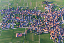 Vue aérienne de Vue du village viticole au printemps depuis le sud à le quartier Rhodt in Rhodt unter Rietburg dans le département Rhénanie-Palatinat, Allemagne