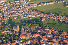 Vue aérienne de St. Ludwig, Kurpfalzsaal et église protestante à Edenkoben dans le département Rhénanie-Palatinat, Allemagne
