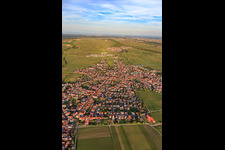 Vue aérienne de Vue de la ville au printemps depuis l'ouest à Maikammer dans le département Rhénanie-Palatinat, Allemagne