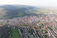 Neustadt an der Weinstraße dans le département Rhénanie-Palatinat, Allemagne vu d'un drone