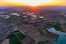 Vue aérienne de Coucher de soleil dans la plaine du Rhin à le quartier Hardtwald in Neupotz dans le département Rhénanie-Palatinat, Allemagne