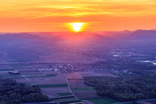 Vue aérienne de Coucher de soleil dans la plaine du Rhin à Steinweiler dans le département Rhénanie-Palatinat, Allemagne