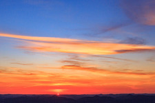 Vue aérienne de Coucher de soleil sur la forêt du Palatinat à Klingenmünster dans le département Rhénanie-Palatinat, Allemagne