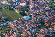 Vue aérienne de Église ovale de St. Johannes Mußbach à le quartier Mußbach an der Weinstraße in Neustadt an der Weinstraße dans le département Rhénanie-Palatinat, Allemagne