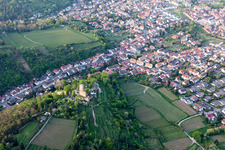Vue aérienne de Wachtenburg (ruine du « château de Wachenheim ») à Wachenheim an der Weinstraße dans le département Rhénanie-Palatinat, Allemagne