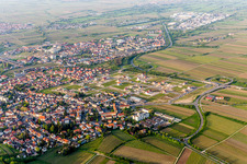 Vue aérienne de Nouvelle zone de développement à Bad Dürkheim dans le département Rhénanie-Palatinat, Allemagne