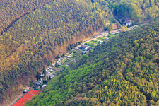 Vue aérienne de Waldstraße avec court de tennis du TC Wachenheim eV à le quartier Wachenheim in Wachenheim an der Weinstraße dans le département Rhénanie-Palatinat, Allemagne