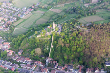 Wachtenburg (ruine du « château de Wachenheim ») à Wachenheim an der Weinstraße dans le département Rhénanie-Palatinat, Allemagne hors des airs