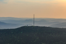 Vue aérienne de Mât de transmission sur le Weinbiet à le quartier Haardt in Neustadt an der Weinstraße dans le département Rhénanie-Palatinat, Allemagne