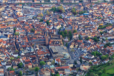 Vue aérienne de Collégiale UL Frau et St. Giles à Neustadt an der Weinstraße dans le département Rhénanie-Palatinat, Allemagne